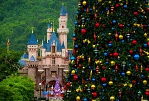 christmas-tree-compressed-main-street-sleeping-beauty-castle-hong-kong-disneyland-600x406