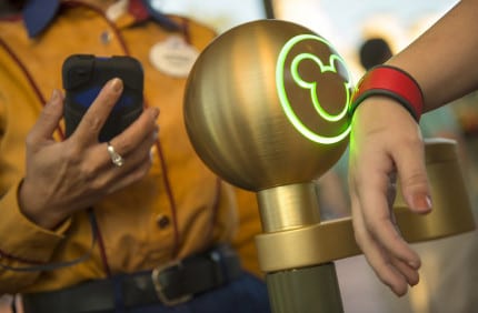 Images_WDW_MagicBands-Close-up-613x402