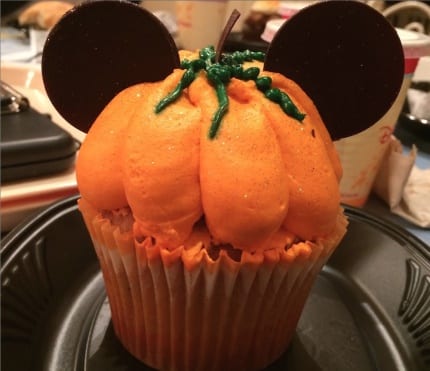 Disneyland-pumpkin-food-crawl-pumpkin-cupcake