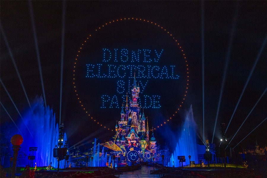 Drones creating the logo for the “Disney Electrical Sky Parade!” at Disneyland Paris
