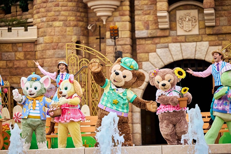 Duffy in Friends sing in front of the Castle of Magical Dreams at Hong Kong Disneyland