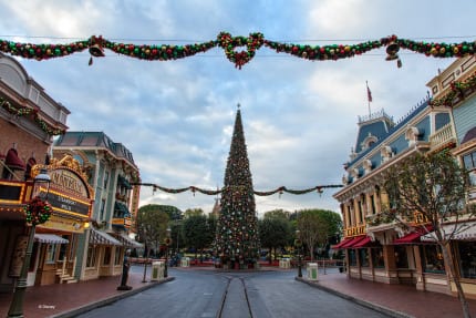 Main-Street-U.S.A.-Disneyland-Christmas