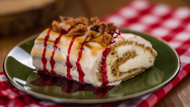 utma | The Main Street Mouse Gingerbread Chiffon Cake from Canada at Epcot International Festival of the Holidays