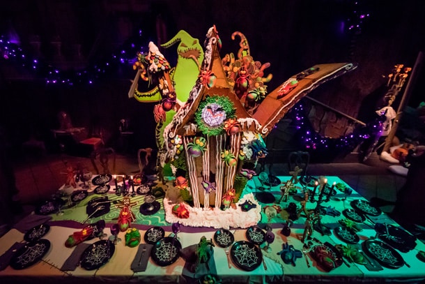 utmt | The Main Street Mouse Haunted Mansion Holiday Gingerbread Display at Disneyland Park
