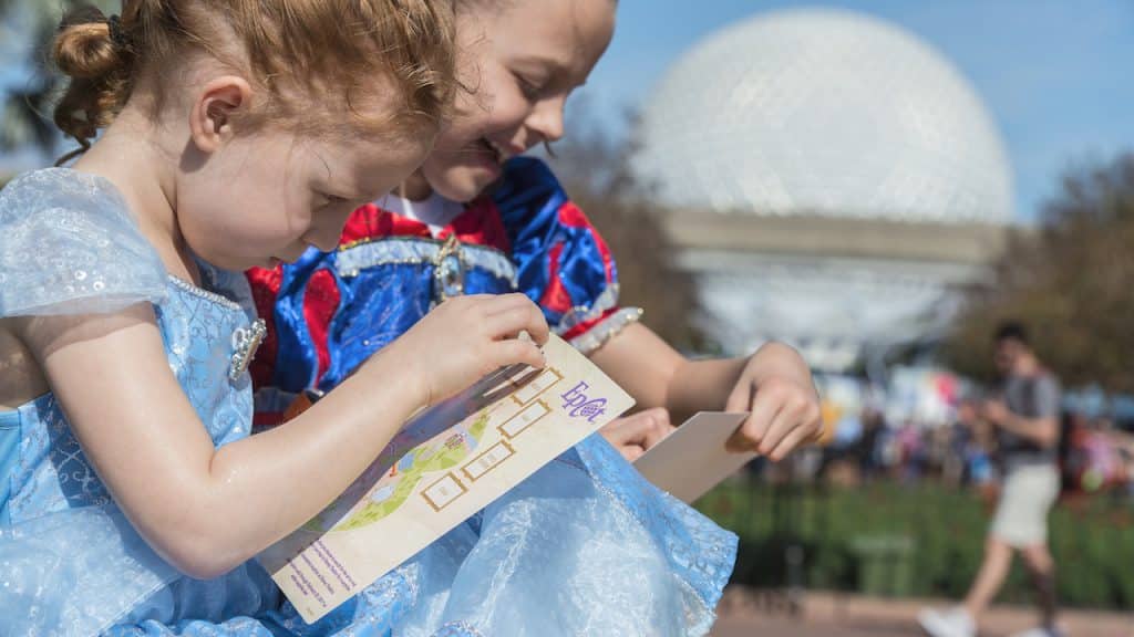 Kids playing Figments Brush with the Masters Scavenger Hunt