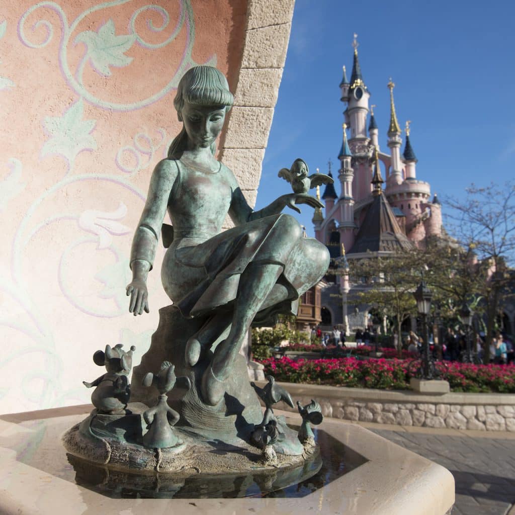 Statue of Cinderella a Disneyland Paris