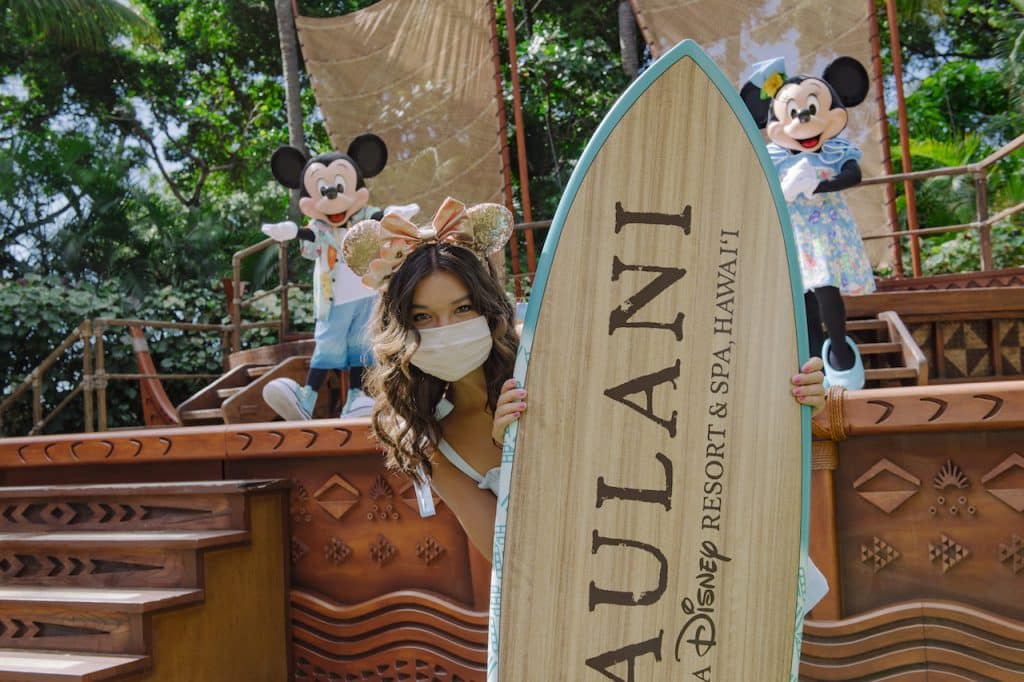 Peyton Elizabeth Lee visiting Mickey and Minnie Mouse at Aulani, A Disney Resort & Spa