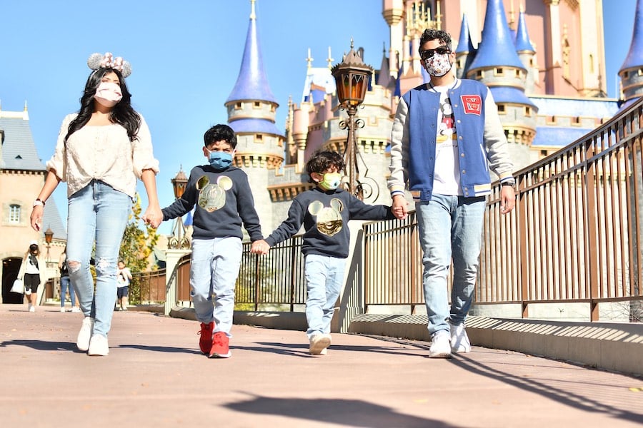 Plandisney Panelists and Family in a Disney Photopass Photo