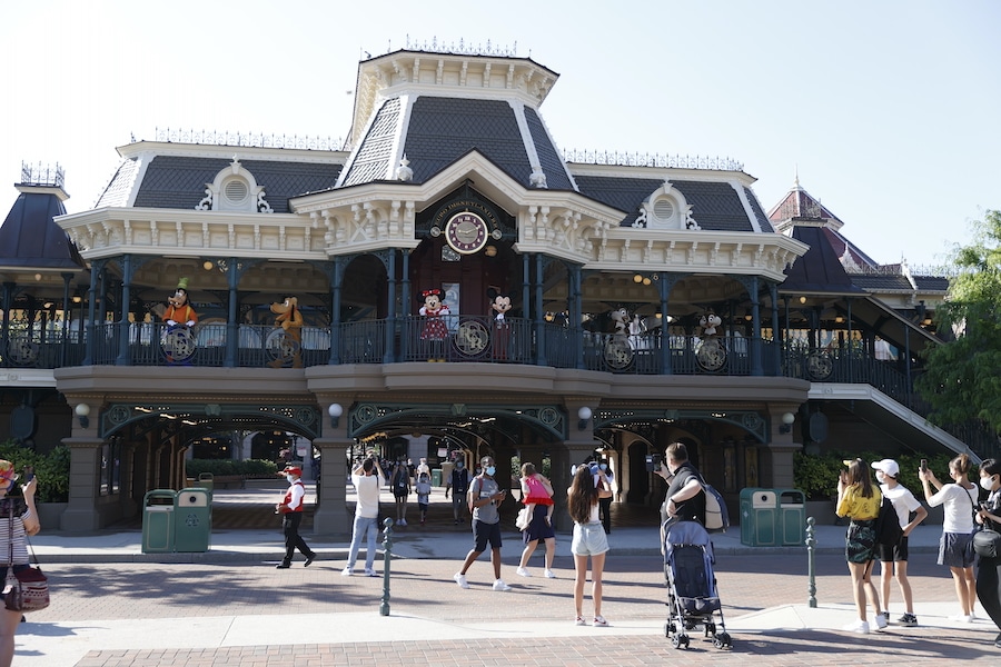 Mickey Mouse and his pals greeting gusts at Disneyland Park Paris