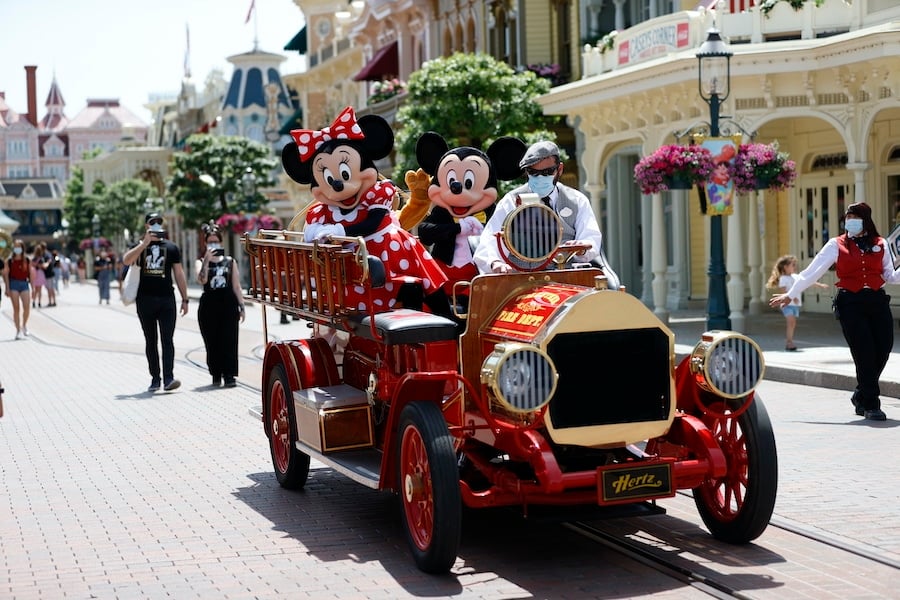 Mickey Mouse and Minnie Mouse on Main Street U.S.A., Disneyland Park Paris