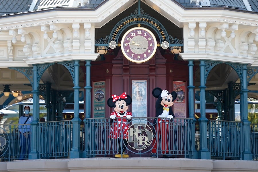Mickey Mouse and Minnie Mouse waving to guests at Disneyland Park Paris