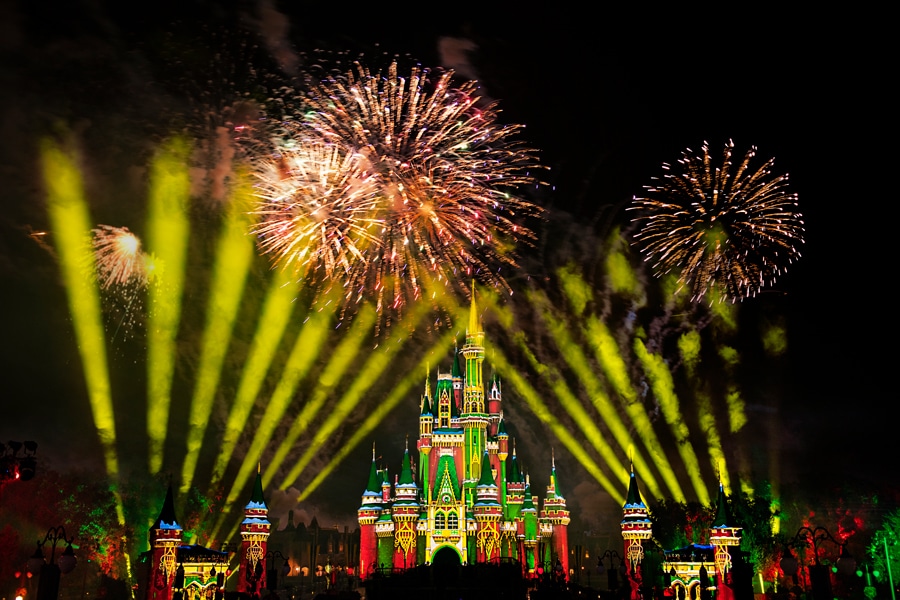 Minnies Wonderful Christmastime Fireworks