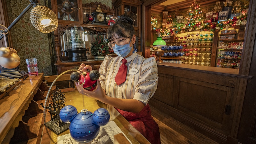 Cast member in Plaza Point at Disneyland Park