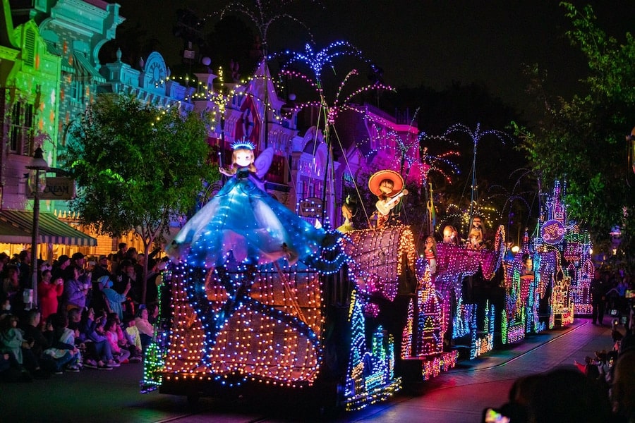 main Street Electrical Parade at Disneyland Park New Grand Finale