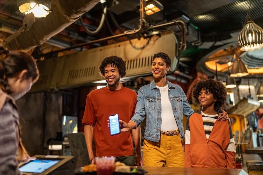 Guests using mobile order on the Disneyland app at Disneyland Resort