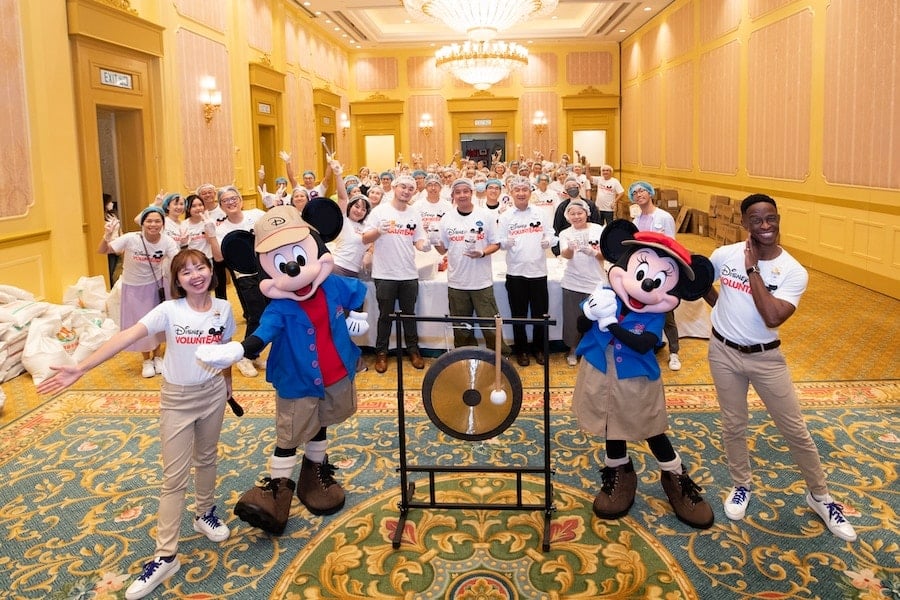 Mickey Mouse, Minnie Mouse, Disney VoluntEARS, Disney Feeds Communities in Need this Thanksgiving and throughout Holidays Season