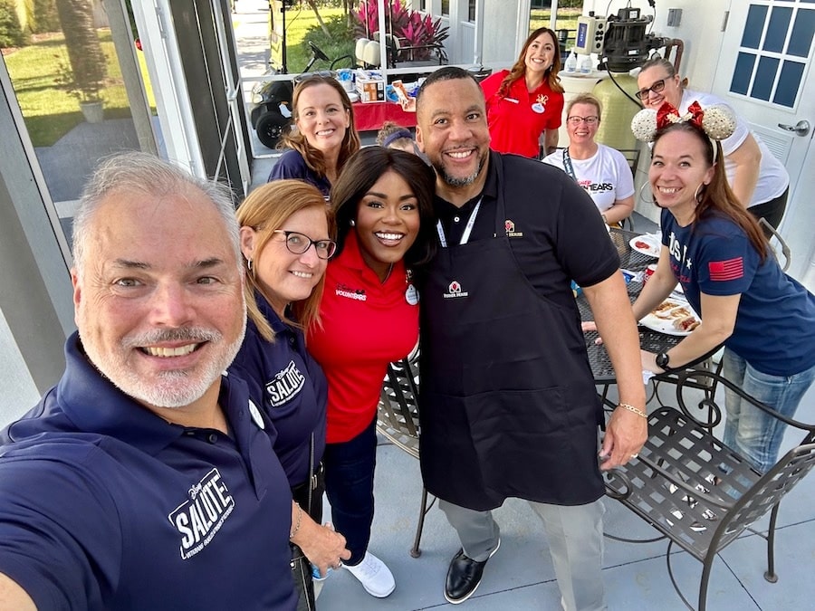 Disney SALUTE VoluntEARS selfie