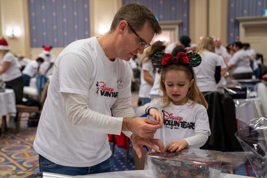 Disney Ultimate Toy Drive Disney VoluntEARS Disney cast members volunteering
