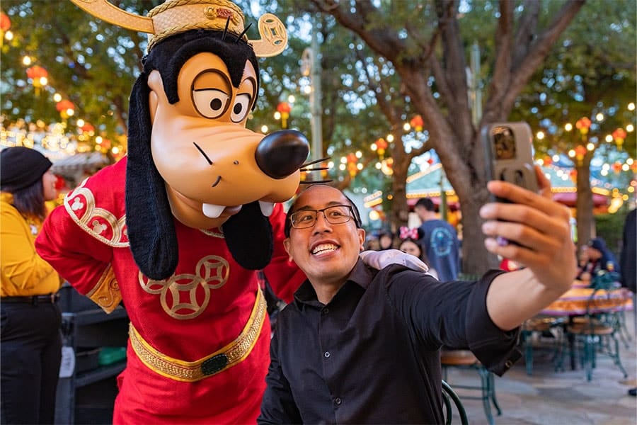 Disney cast member David taking a selfie with Goofy at the Disneyland Resort