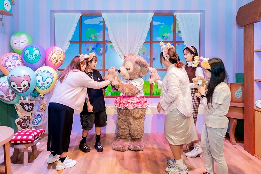 Duffy and Friends meeting fans at Hong Kong Disneyland