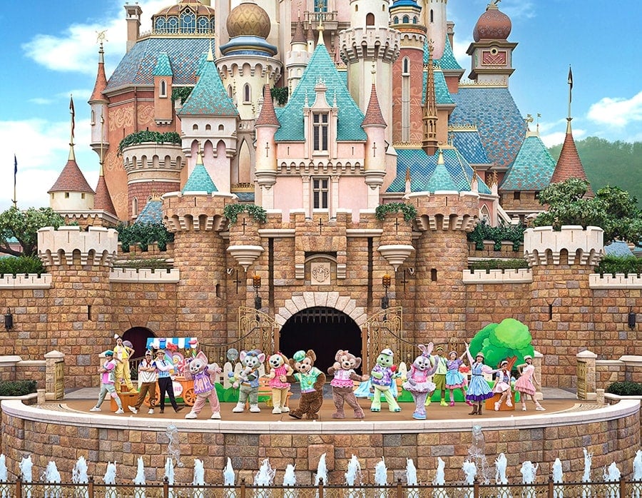 Duffy in Friends sing in front of the Castle of Magical Dreams at Hong Kong Disneyland
