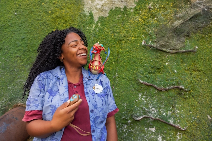 Cast member with interactive shoulder banshee at Pandora The World of Avatar