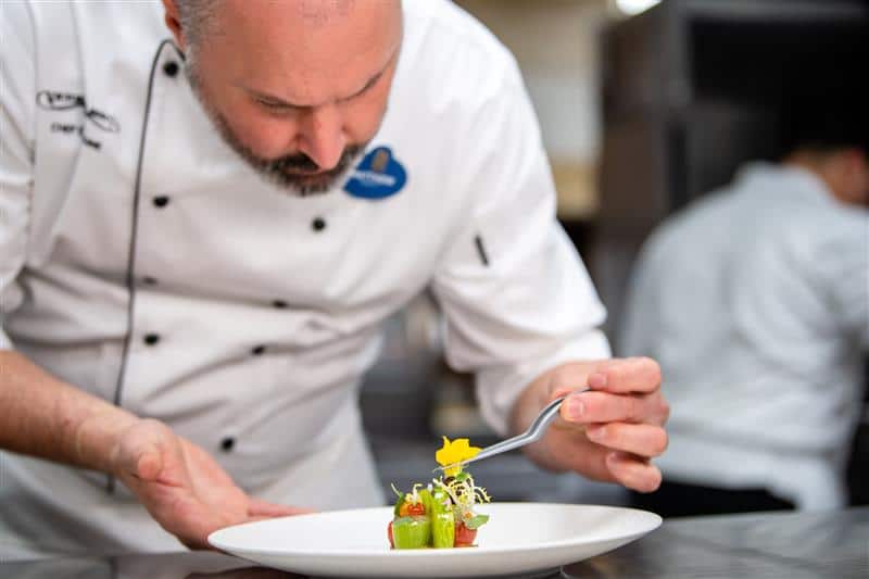 wdw-victoria-and-alberts-cast-1