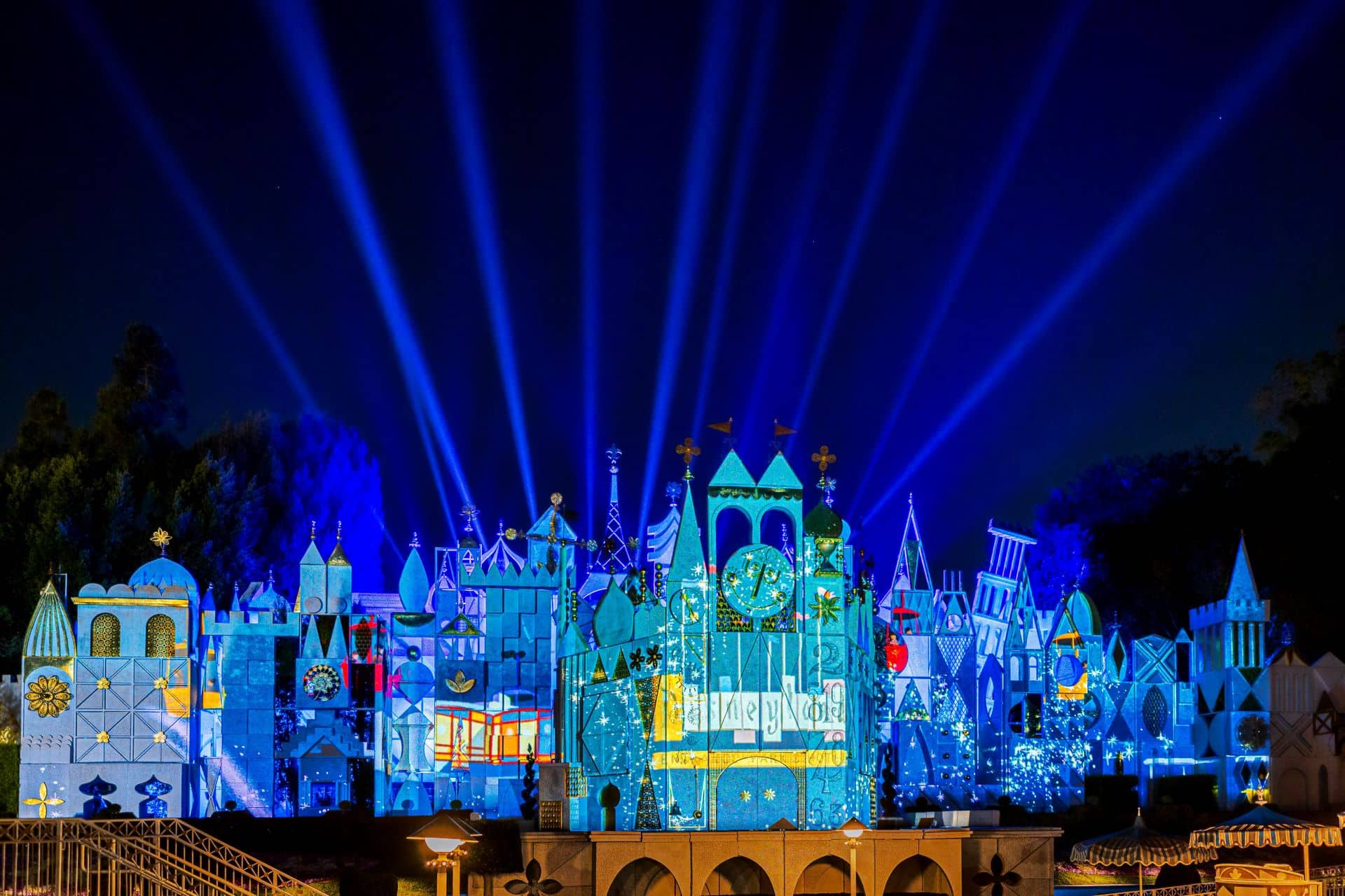TapestryofHappinessatDisneylandPark | The Main Street Mouse Tapestry of happiness at disneyland park