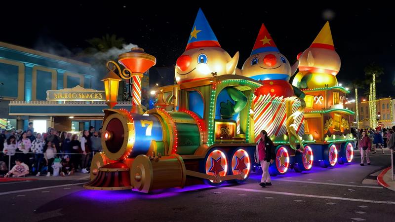 01Univerals Holiday Parade featuring Macys | The Main Street Mouse 01 univerals Holiday Parade Featuring Macys