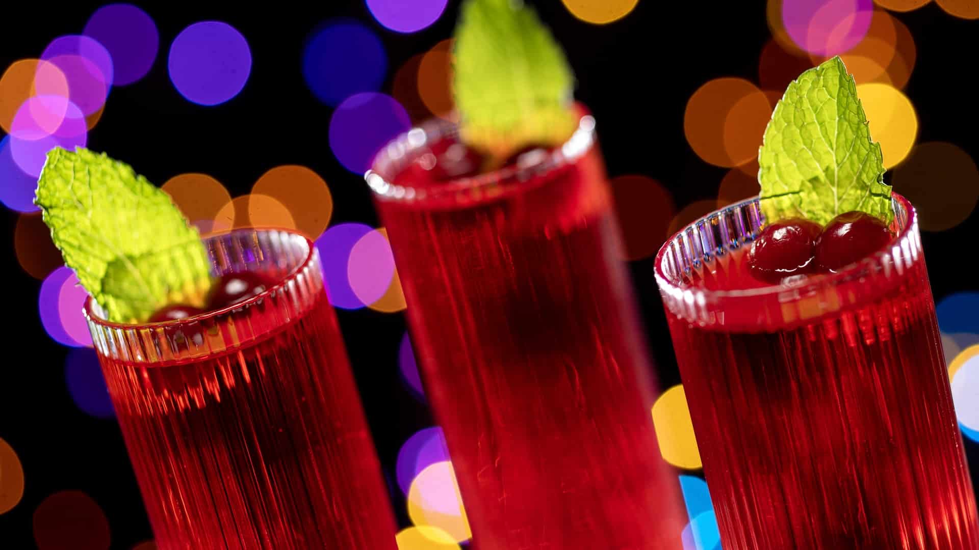 2025WDWDJNFoodieGuideMistletoeMartini | The Main Street Mouse 2025 wdw djn foodie guide mistletoe martini