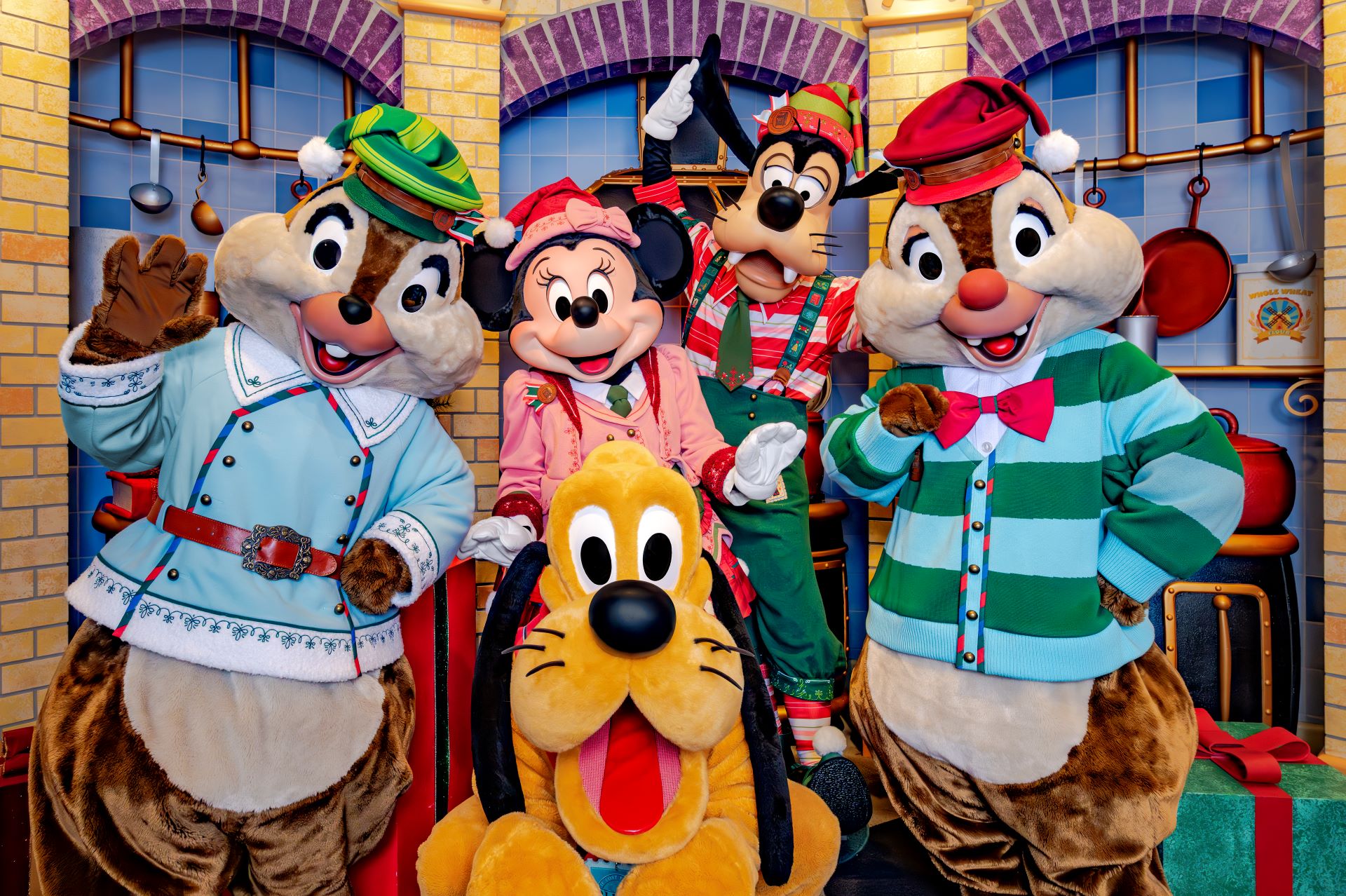 Holiday-Characters-at-Goofys-Kitchen-at-Disneyland-Hotel