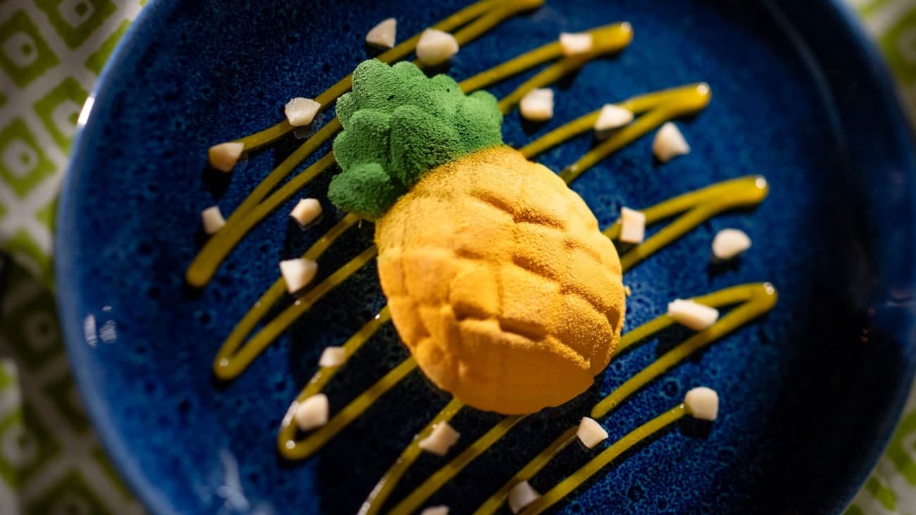 WDW EPCOT FW Hawaii PineappleCheesecake 16x9 0326ZL 0107KP 16x9