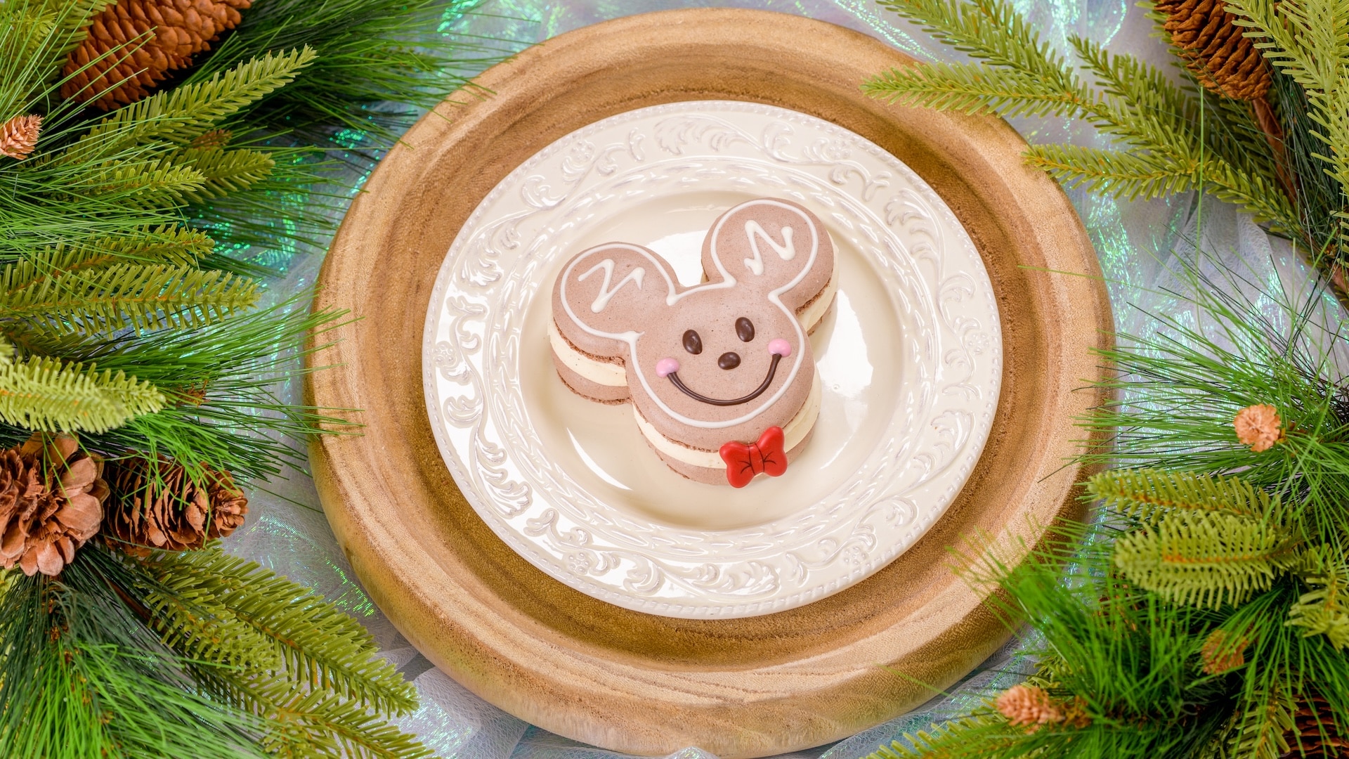 2025DLRFOHFoodieGuideToffeeMacaron | The Main Street Mouse 2025 dlr foh foodie guide toffee macaron