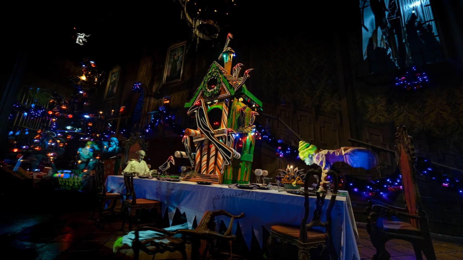 2025 dlr gingerbread roundup haunted mansion