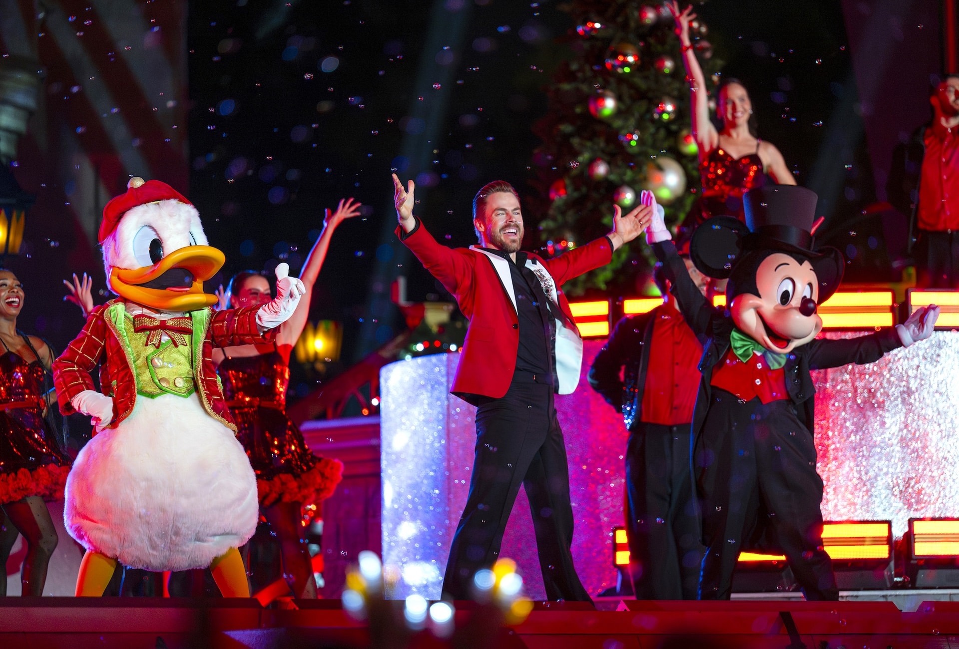 | The Main Street Mouse Disney Debuts Holiday Special Featuring Top Talent Across Parks and Resorts