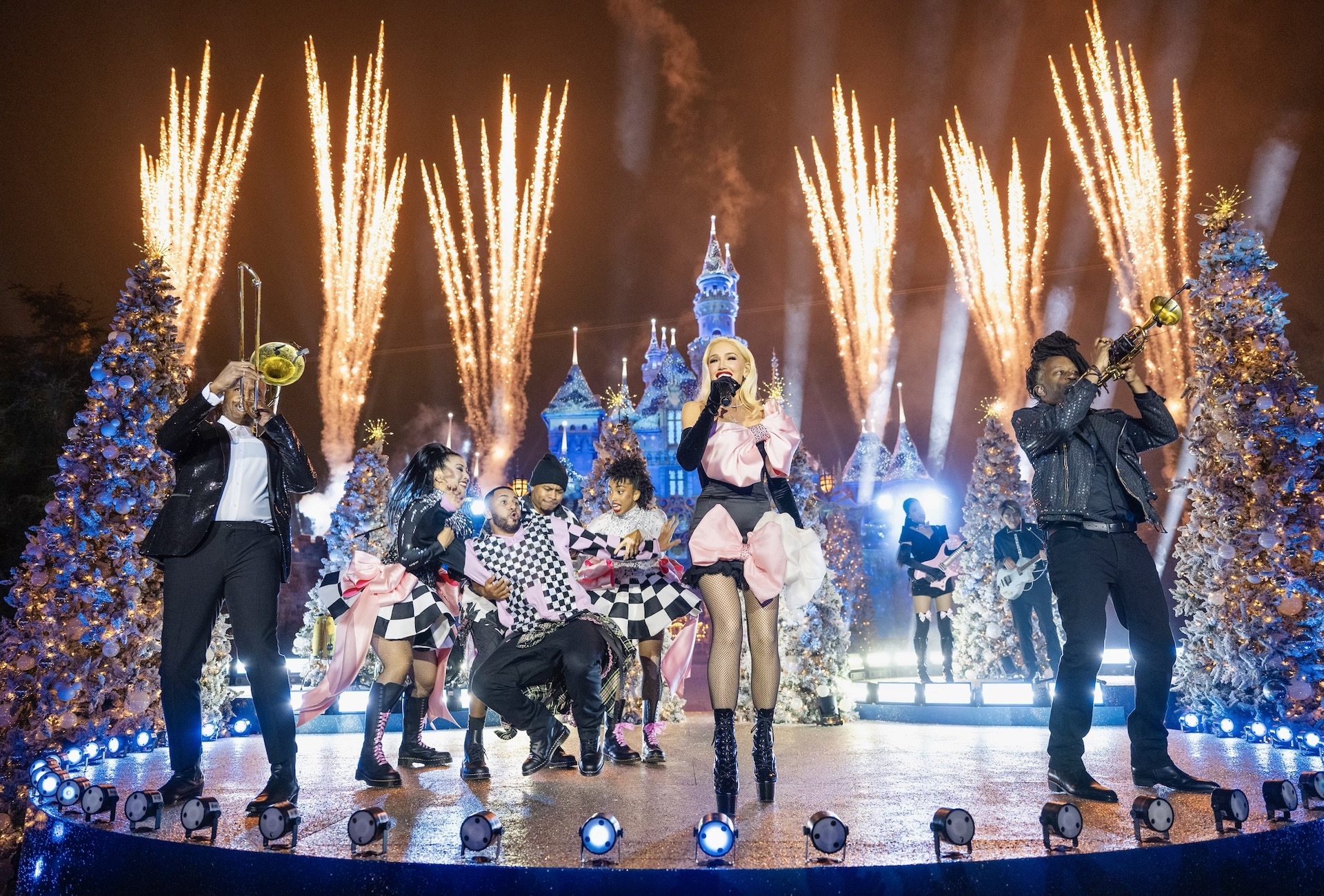 | The Main Street Mouse the Wonderful World of Disney Holiday Spectacular the 10th Annual Seasonal Celebration Will Feature New Musical Performances from Walt Disney World Resort in Florida Disneyland Resort in California and Aulani a Disney Resort Spa in Ko Olina Hawaiʻi Monday Dec 1 800 1000 Pmet on Abc disneyomark Reyes Gwen Stefani