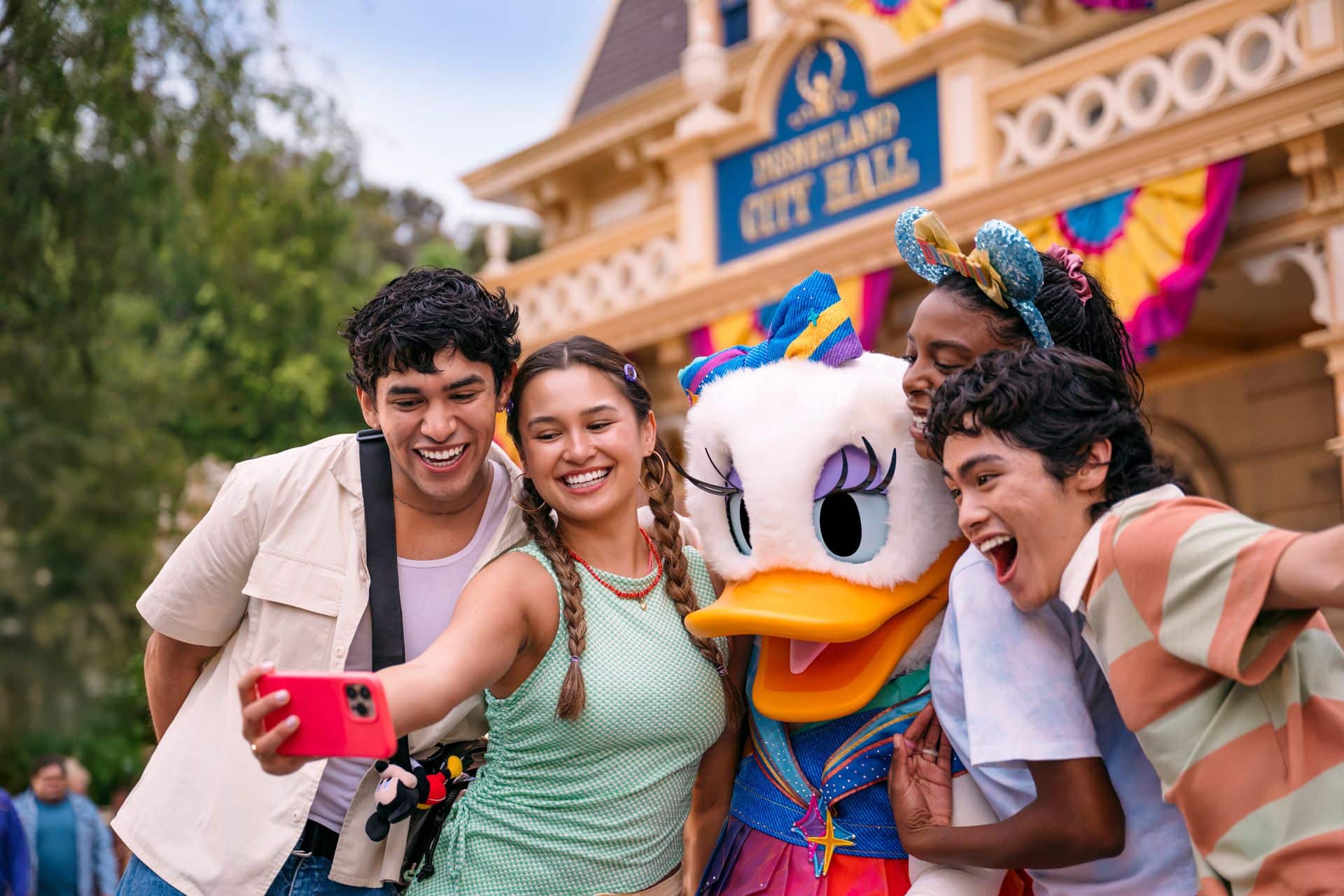 DaisyDuckatDisneylandParkforthe70thCelebration | The Main Street Mouse Daisy duck at disneyland park for the 70th celebration