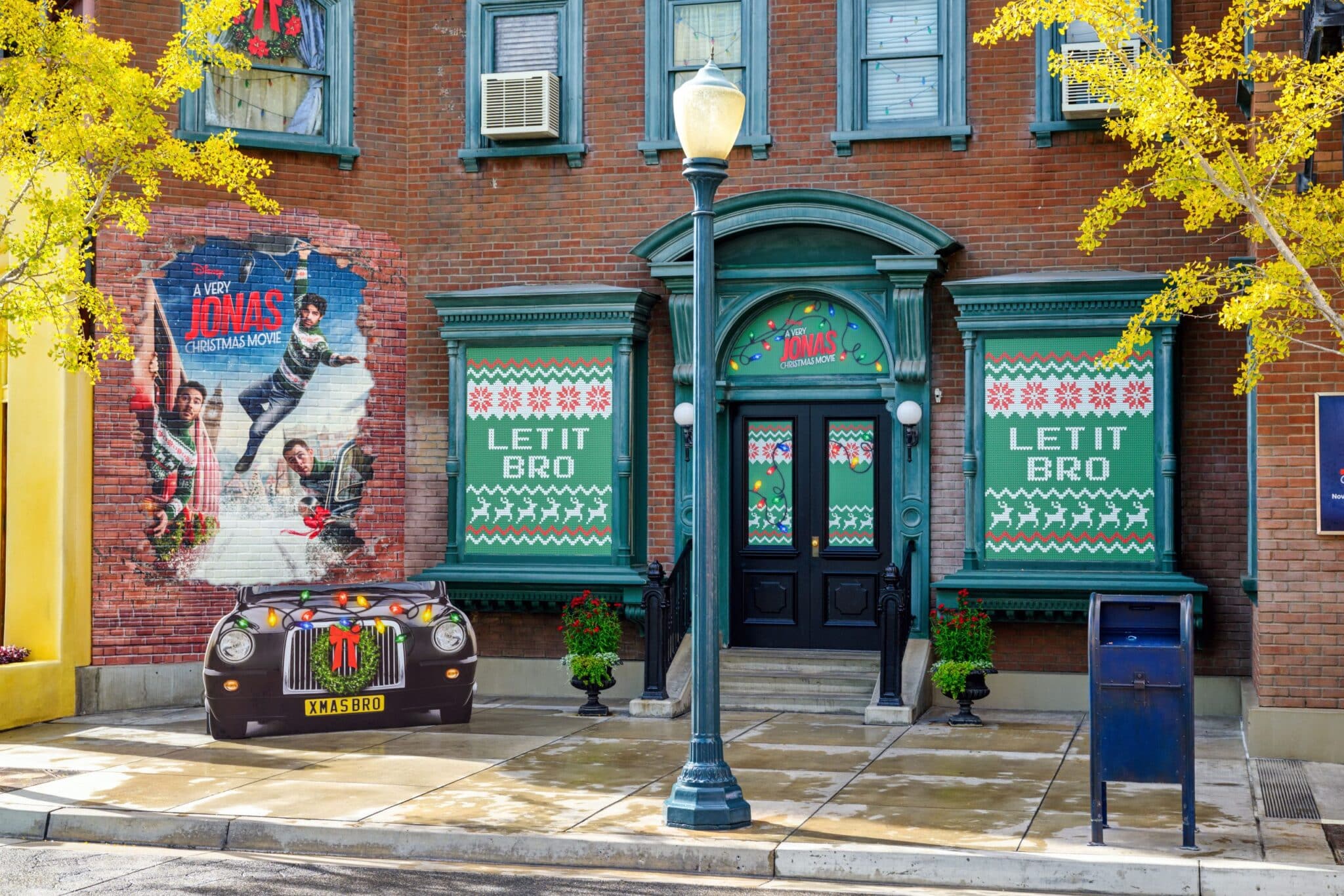 DisneylandResortJonasBrotherPhotoSpotscaled | The Main Street Mouse Disneyland resort jonas brother photo spot scaled