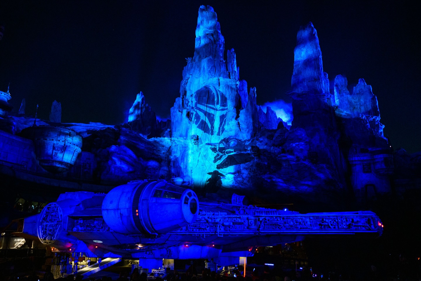 Mando and Grogu Images in Galaxy's Edge Disneyland