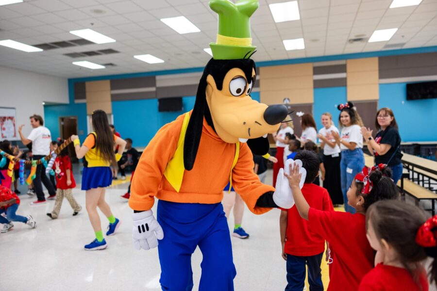 Goofy High Five 2048x1366