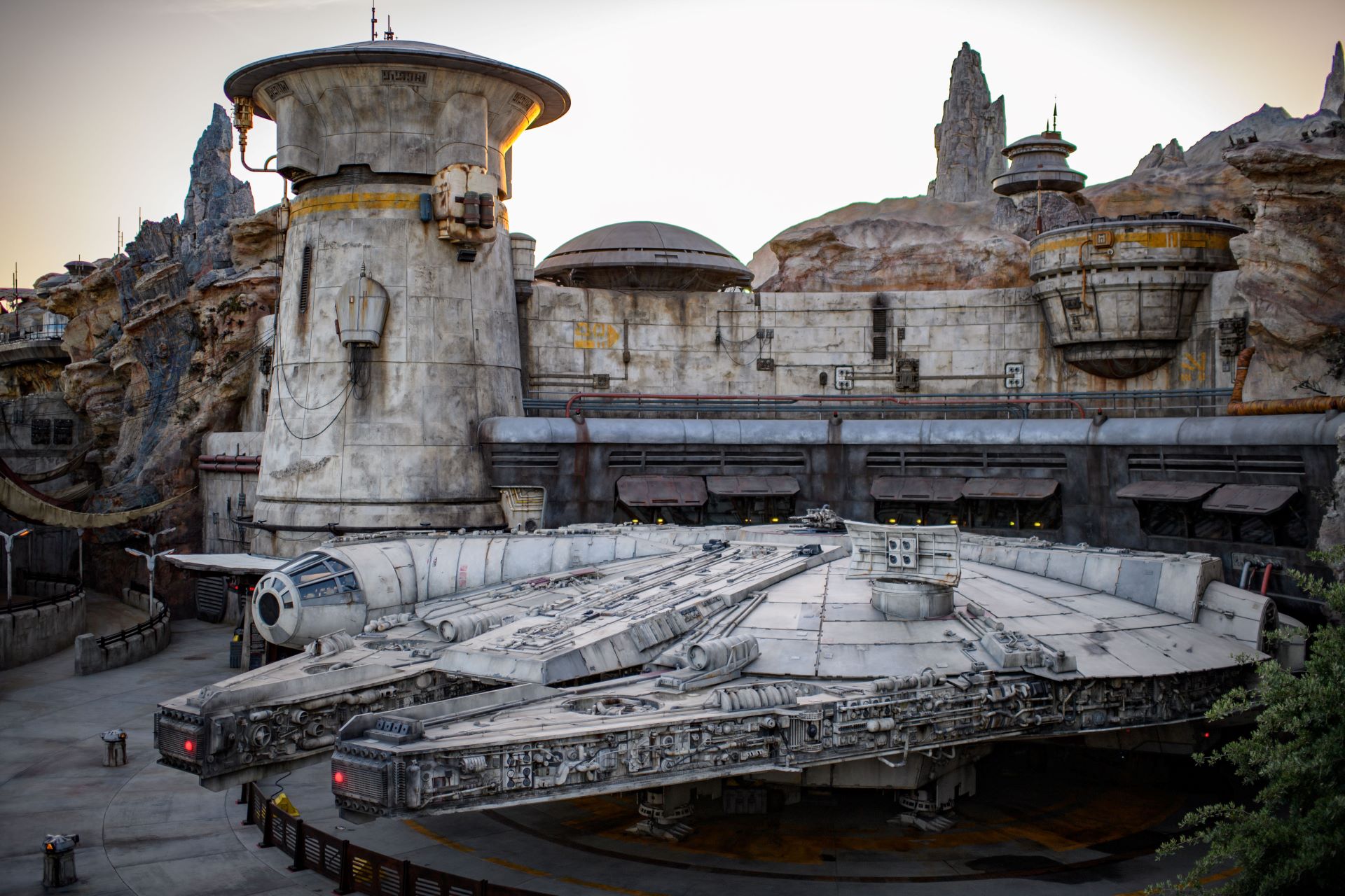 MillenniumFalconinStarWarsGalaxysEdgeinDisneylandPark | The Main Street Mouse Millennium falcon in star wars galaxys edge in disneyland park