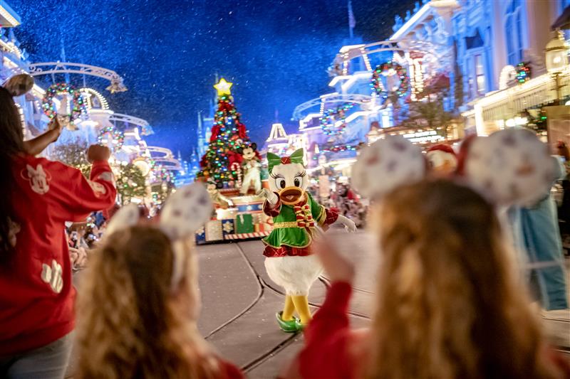 DaisyCinderellaCastleMVMCPParade | The Main Street Mouse Daisy cinderella castle mvmcp parade