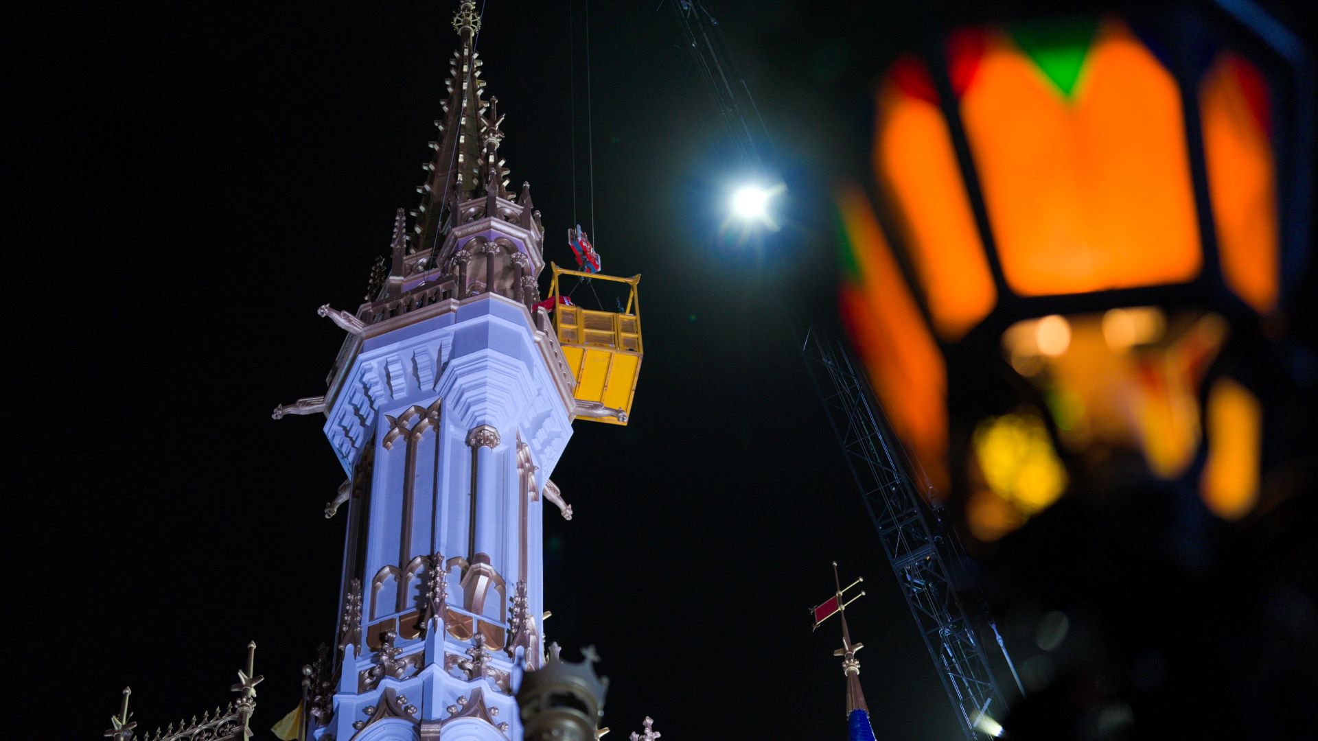 FinishingTouchesonCinderellaCastle | The Main Street Mouse Finishing touches on cinderella castle