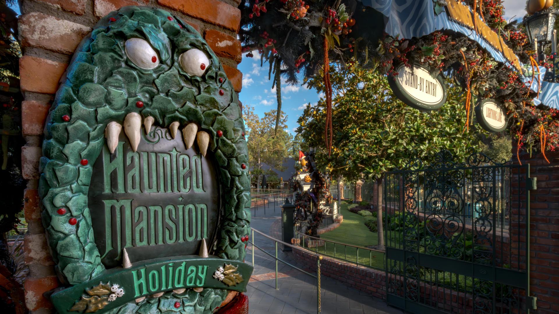 HauntedMansionHolidayExterior | The Main Street Mouse Haunted mansion holiday exterior