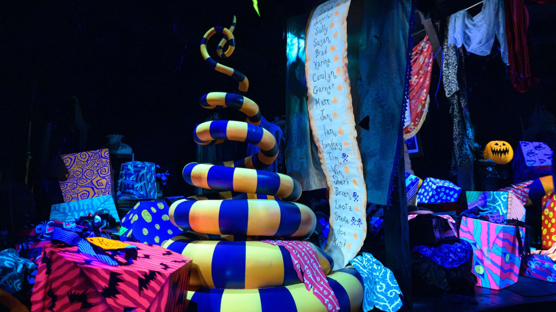 HauntedMansionHolidayInterior | The Main Street Mouse Haunted mansion holiday interior