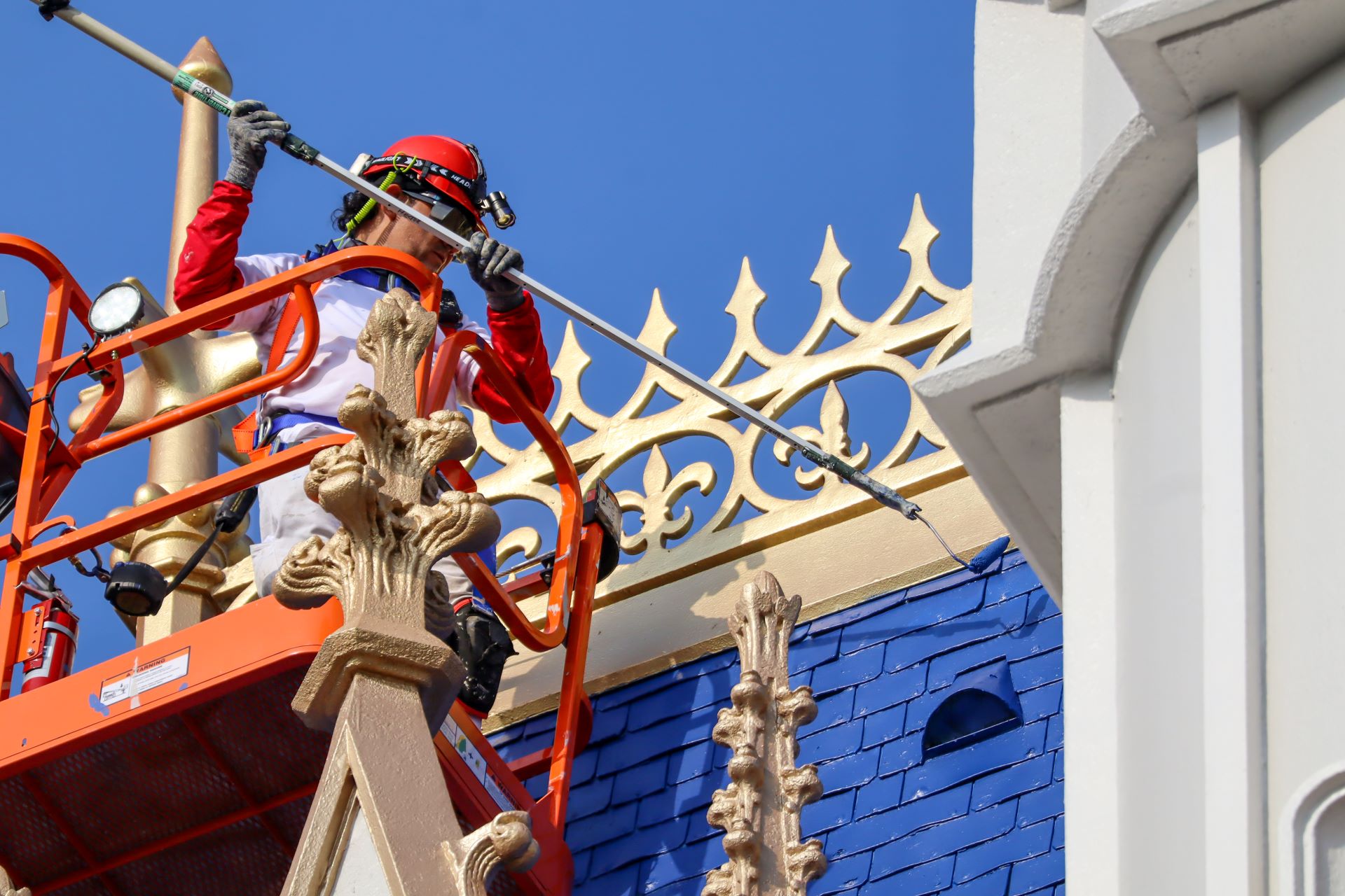 WorkingonCinderellaCastle | The Main Street Mouse Working on cinderella castle