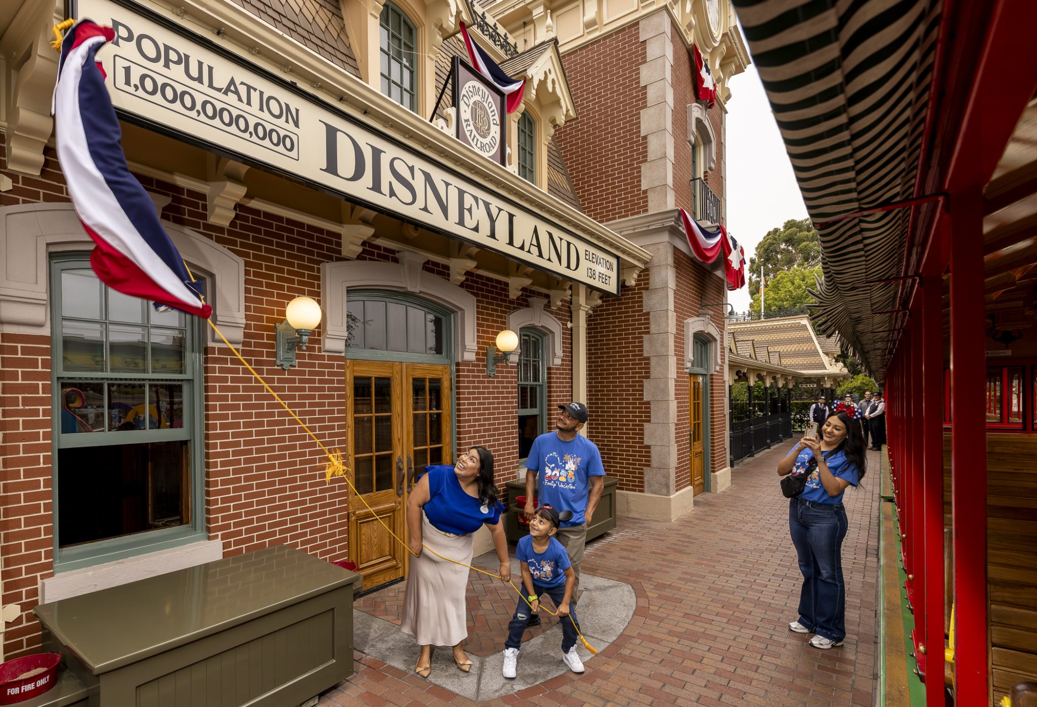 070326CT2MB00502048x1395 | The Main Street Mouse 070326ct2mb 0050 2048x1395